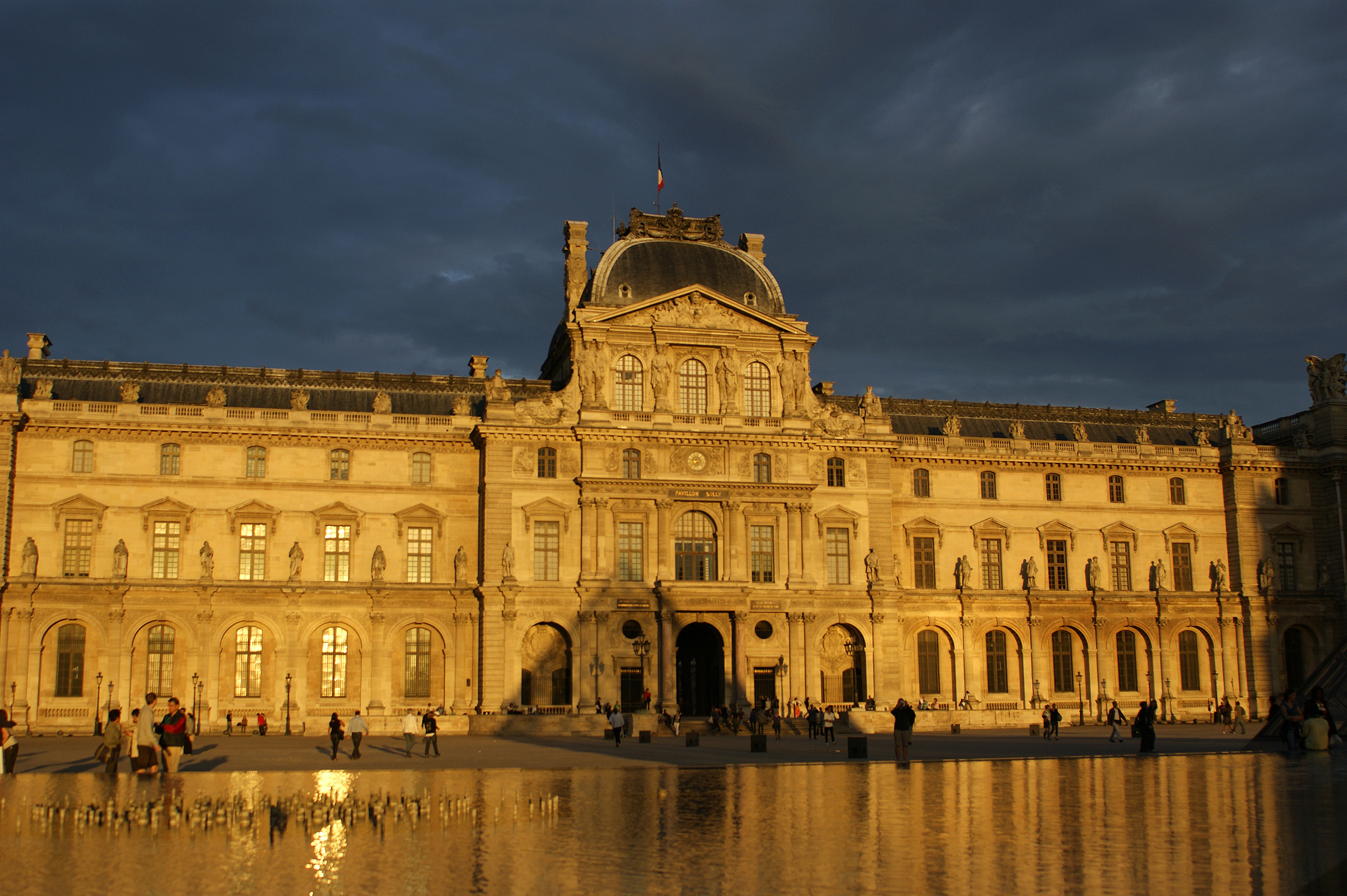 De louvre. Дворец-музей Лувр в Париже. Королевский дворец Лувр. Лувр дворец французских королей. Луврский дворец Луи лево.
