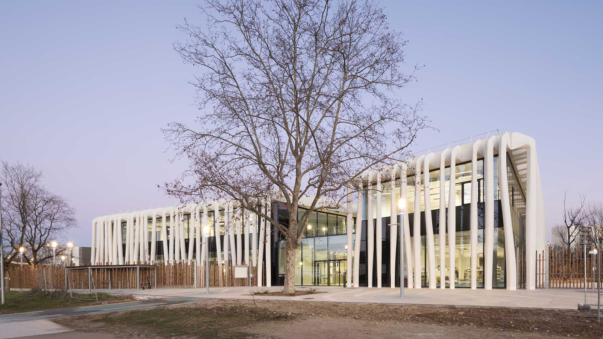 Médiathèque et Maison de quartier Mas du Taureau_1© Rudy Ricciotti